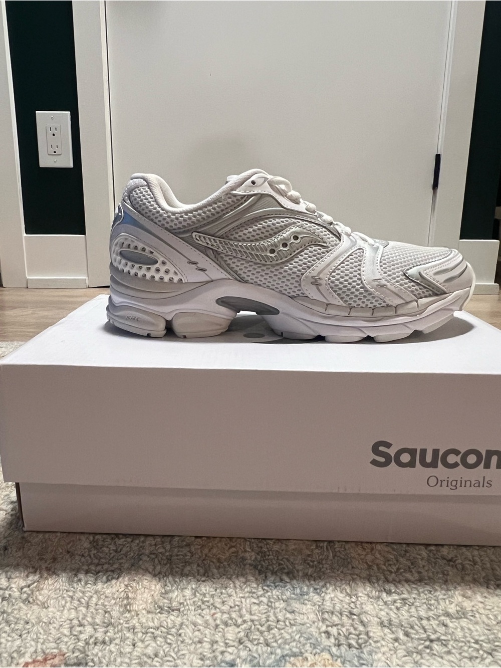 Saucony Women’s White Mesh Athletic Sneakers - Pro Grid Triumph 4
